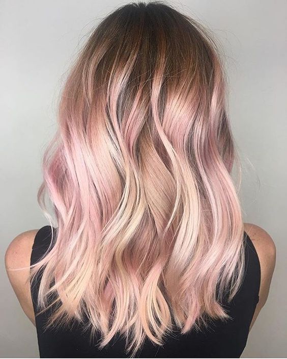 Розовые волосы: средняя длина и пляжные локоны