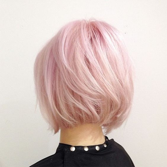 Розовые волосы: боб-каре в бледно-розовом оттенке