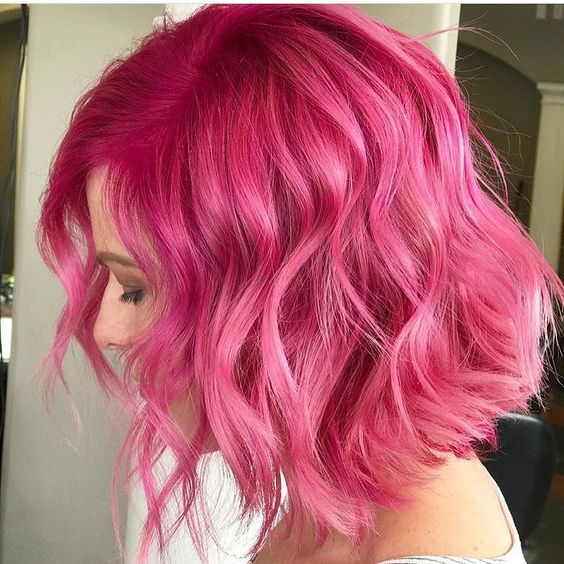 Розовые волосы: яркий цвет для волнистого боб-каре