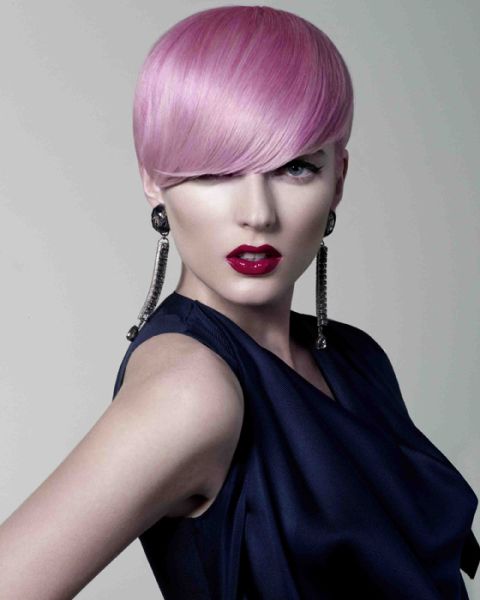 Розовые волосы: короткая стрижка в холодном ярком оттенке