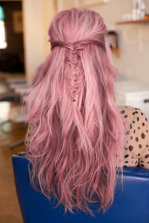 Розовые волосы: пастельный оттенок для длинных волос с тонкой французской косой
