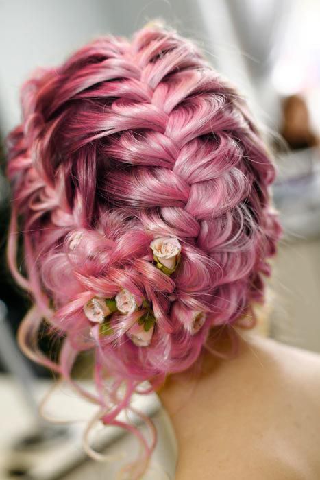 Розовые волосы: свадебная коса с декоративными цветами