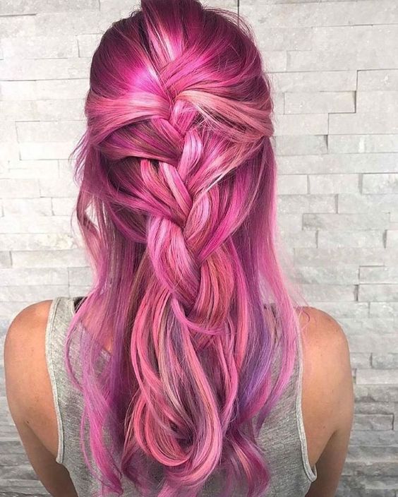 Розовые волосы: растрёпанная коса с яркими прядями 