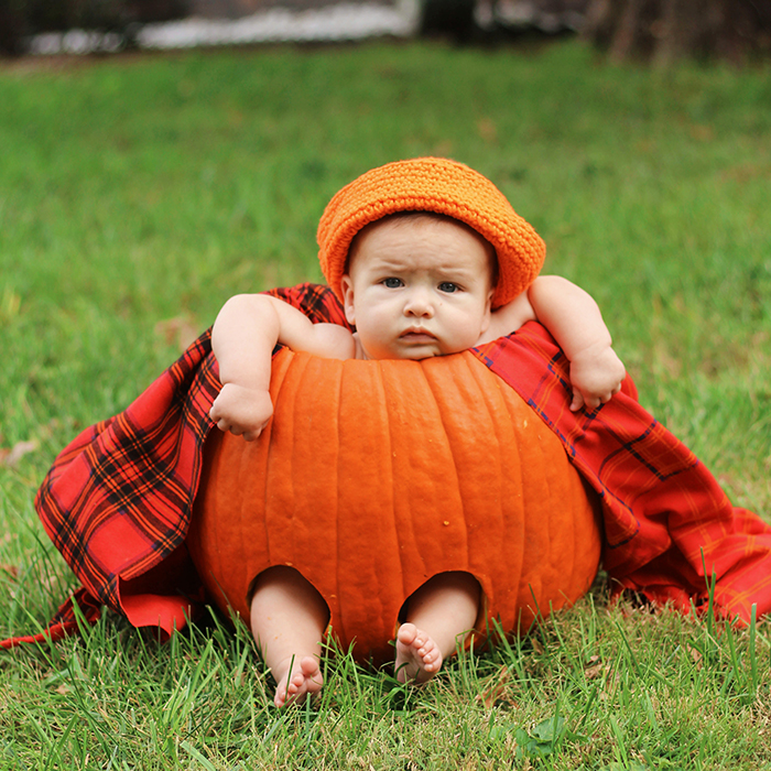  Adorable outdoor portrait photos of a baby in a pumpkin
