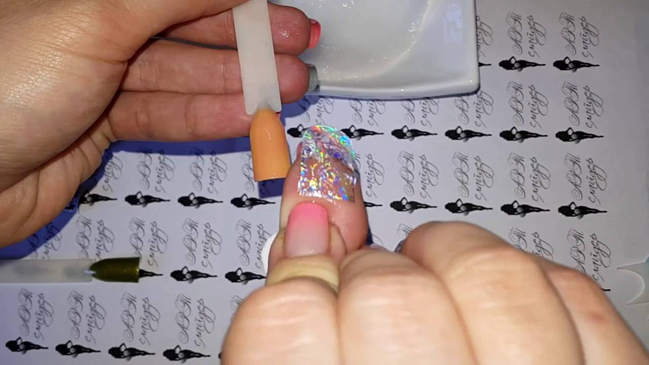 Как приклеить гелевые ногти. Картинки наклеивающий ногтей. Слайдер дизайн для ногтей как использовать. Наклейки для отросшего маникюра. Наклейки на гель лак пошагово.