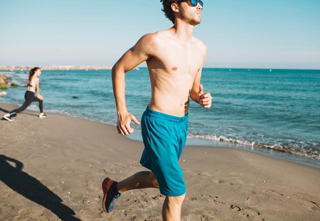В чём бегать летом: 7 правил выбора одежды для пробежки