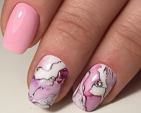 красивая акварель на ногтях абстракция розовый