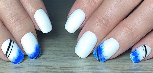 нежная акварель на ногтях синий и геометрия
