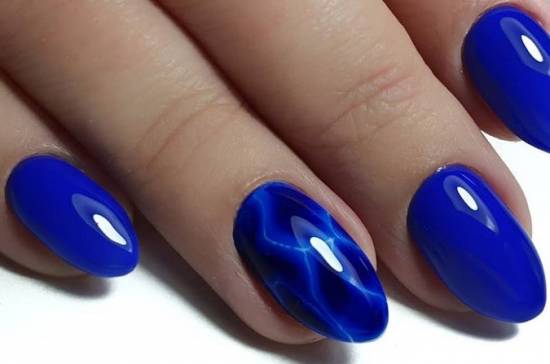 красивая акварель на ногтях абстрактный узор синий