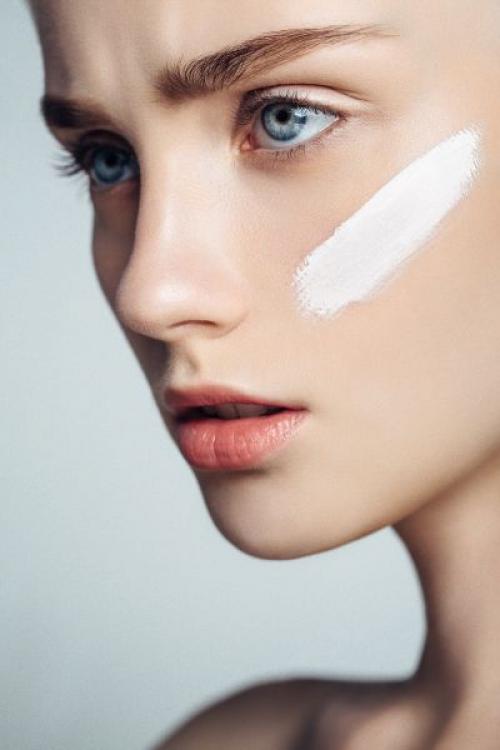 Что нужно наносить на лицо перед макияжем. Как подготовить кожу к нанесению макияжа?