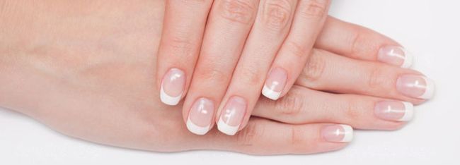Хаотичные белые пятнышки на ногтях чаще всего возникают из-за сезонного гиповитаминоза