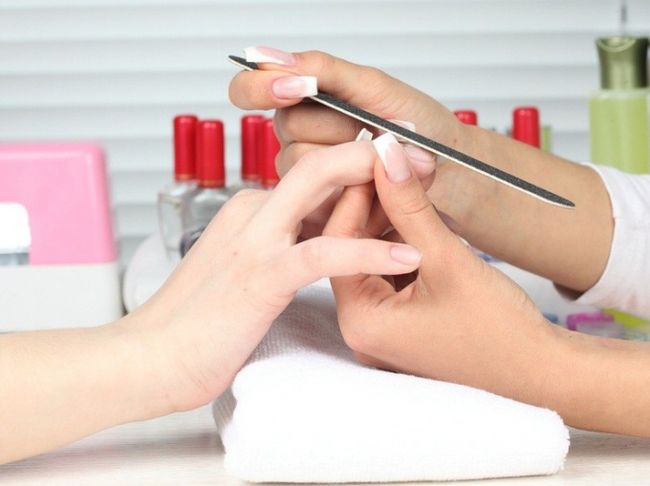 Лечение белых пятен нельзя совмещать с маникюром и любыми другими косметическими процедурами, связанными с ногтями