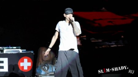 Eminem - Love The Way You Lie (Live) ft. Rihanna Live @ UK