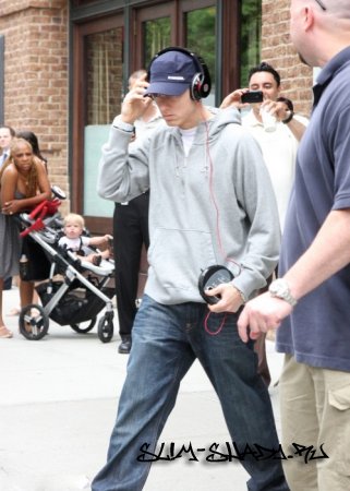 Папарацци засняли Eminem В New-York.