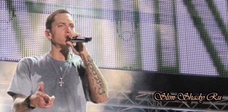 Eminem'a хотели ослепить на концерте лазерными указками.